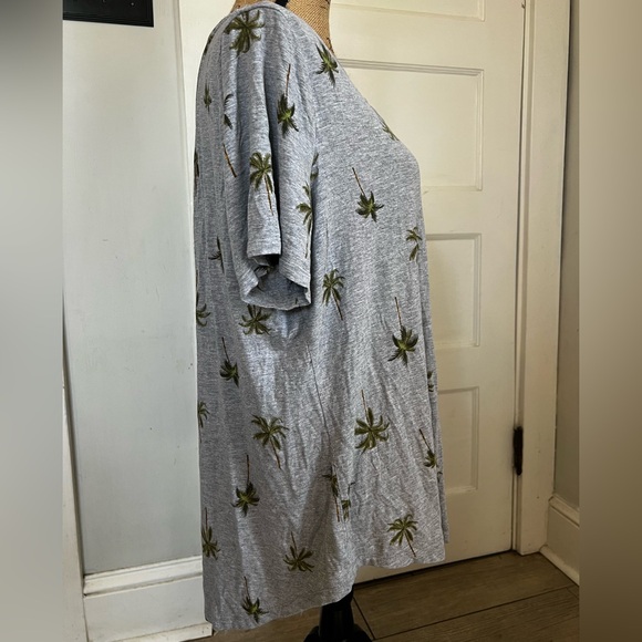 Old Navy Luxe Palm Tree Tee - Size XL - Picture 3 of 10